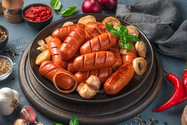 Baharat, biber, sarımsak ve soslu kızarmış sosis. Fast food. Yan görünüm, yakın plan.