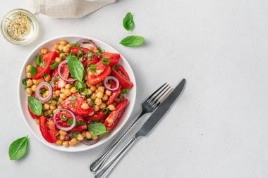Vejetaryen, sebze salatası, nohut, domates ve gri arka planda taze otlar. Sağlıklı yiyecekler. Üst görünüm, alanı kopyala.