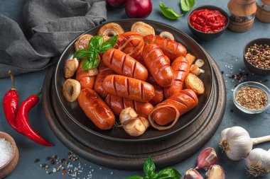 Lezzetli, sosisli, soğanlı ve sarımsaklı. Fast food, bira aperatifleri..