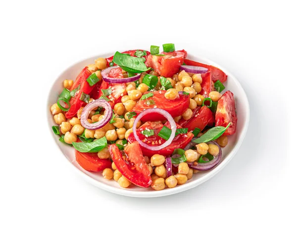 Beyaz arka planda izole edilmiş nohut, domates ve susam tohumlu sebze salatası. Sağlıklı yiyecekler. Yakın plan..