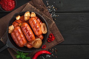 Kızarmış sosis, soğan ve tavada sarımsak..