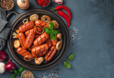 Baharatlı ve soğanlı sulu, kızarmış sosis ve sarımsak..