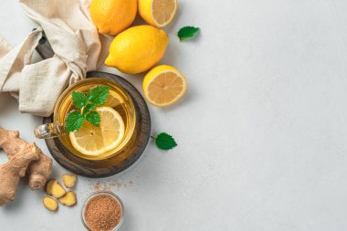 Limonlu ve zencefilli ılık, sağlıklı bir çay..
