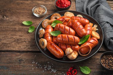 Soğanlı sosis ve yakın plan sarımsak. Fast food, bira aperatifleri..