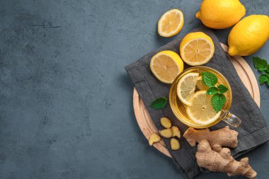 Koyu arkaplanda limonlu ve zencefilli çay.