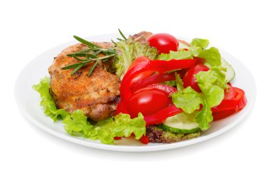 Sebze salatası ve otlar ile kavrulmuş tavuk 