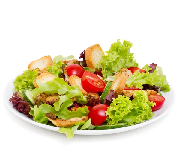Izgara tavuk üzerinde beyaz izole Sezar salatası  