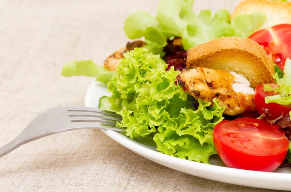 Kızarmış tavuklu Sezar salatası. 