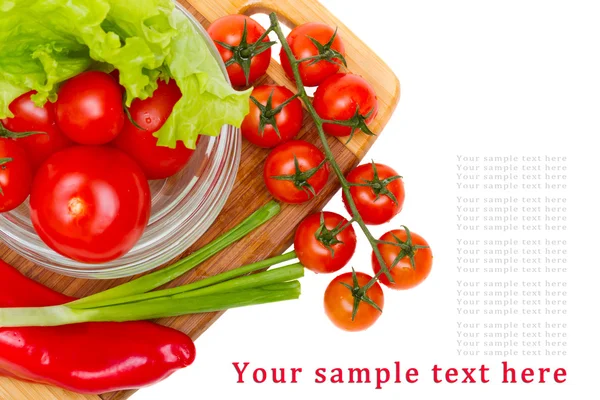 Beyaz arka planda taze sebzeler