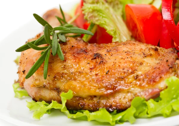 Sebze salatası ve otlar ile kavrulmuş tavuk 