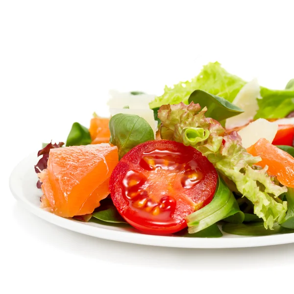 Salada de legumes com salmão e queijo parmesão isolado em branco — Fotografia de Stock