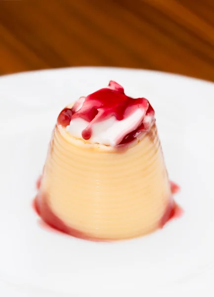 Panna cotta tatlı vişne sos ile