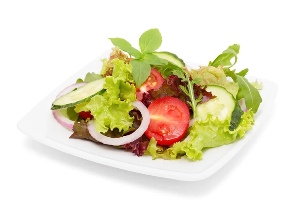 Taze sebze salatası beyaz üzerine izole edilmiş.