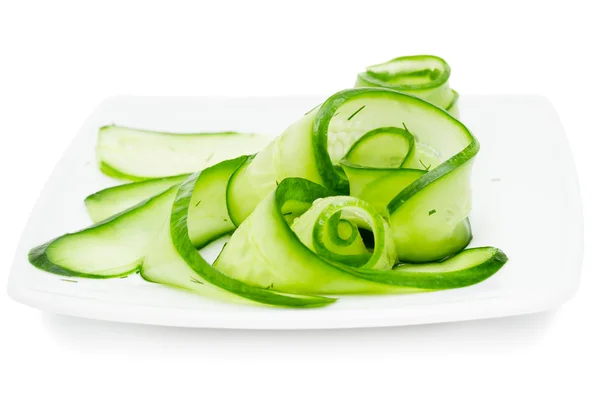 beyaz izole dereotu ile taze salatalık salatası