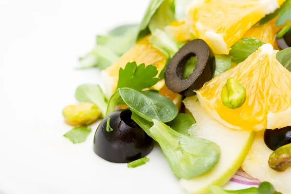 elma, portakal ve antep fıstığı yakın çekim yeşil salata