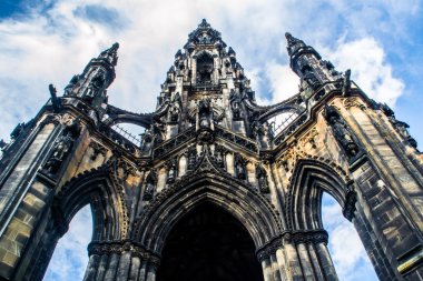 bir yazar için anıt 