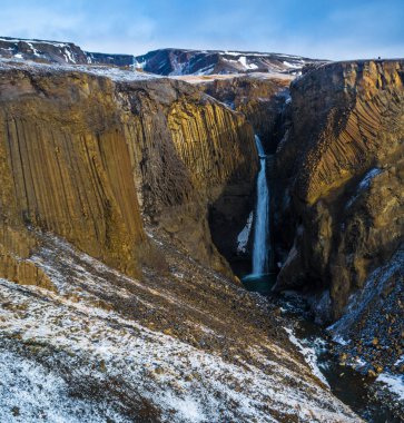 volkanik bir şelale
