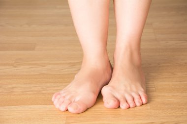 Hallux valgus, şişik ayak, bacak ağrısı