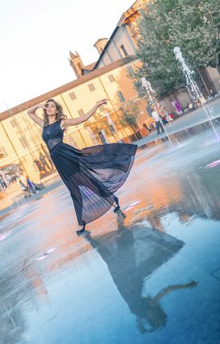 dans modeli kız sokak bir fotoğraftaki