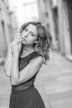 Sarışın genç Gilr şehir merkezinde dans ediyor.