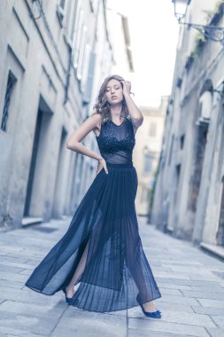 Sarışın genç Gilr şehir merkezinde dans ediyor.