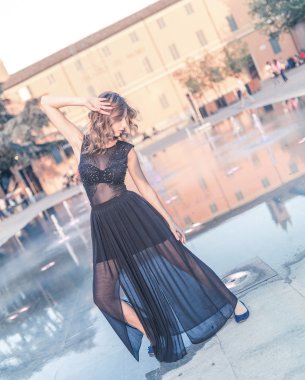 Sarışın genç Gilr şehir merkezinde dans ediyor.