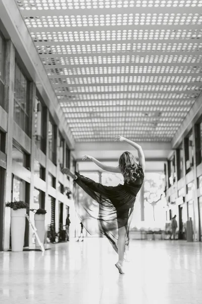 Blonde jonge model dans in een straat — Stockfoto