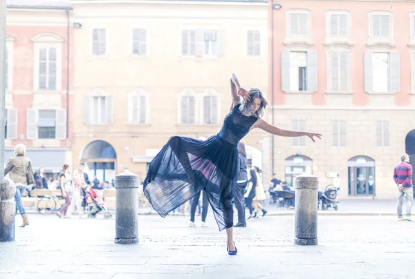 Rubia joven gilr modelo danza en centro de la ciudad — Foto de Stock
