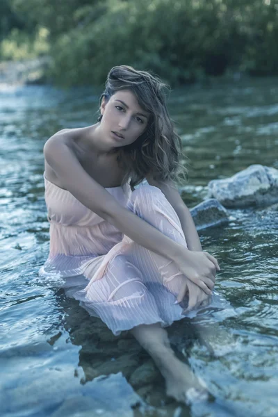 Menina modelo loira com vestido rosa longo em um rio sob a água — Fotografia de Stock