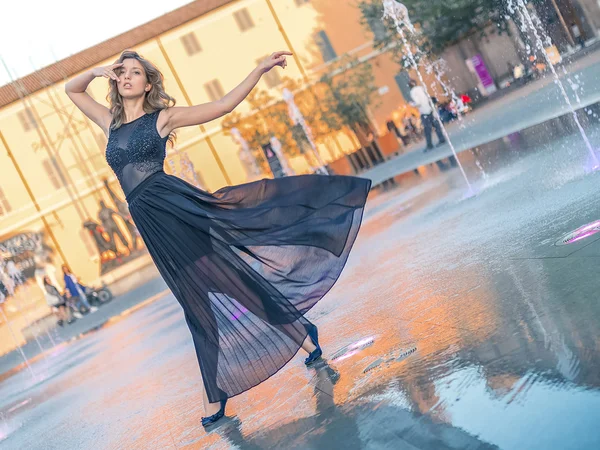 Genç kız sokakta dans ediyor. 