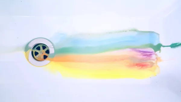 Брудні старі пензлі з кольорами — стокове фото