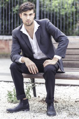 Güzel model çocuk şık kıyafetler içinde poz veriyor.