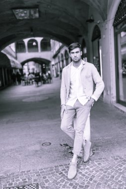 Güzel model çocuk şık kıyafetler içinde poz veriyor.