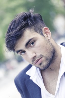 Güzel model çocuk şık kıyafetler içinde poz veriyor.