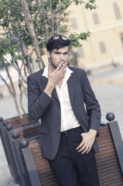 Güzel model çocuk şık kıyafetler içinde poz veriyor.