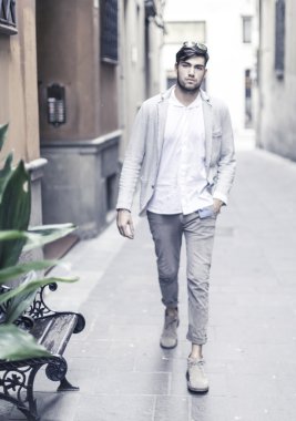 Güzel model çocuk şık kıyafetler içinde poz veriyor.