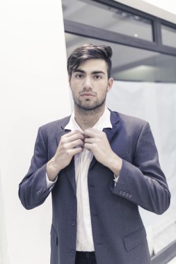 Güzel model çocuk şık kıyafetler içinde poz veriyor.