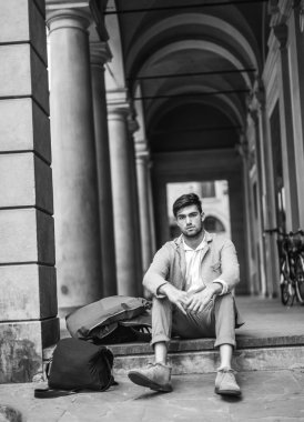 Güzel model çocuk şık kıyafetler içinde poz veriyor.