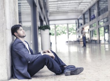 Güzel model çocuk şık kıyafetler içinde poz veriyor.