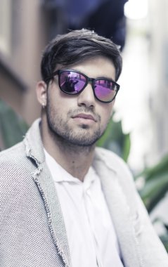 Güzel model çocuk şık kıyafetler içinde poz veriyor.