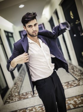 Güzel model çocuk şık kıyafetler içinde poz veriyor.