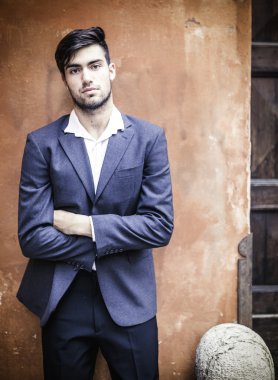 Güzel model çocuk şık kıyafetler içinde poz veriyor.