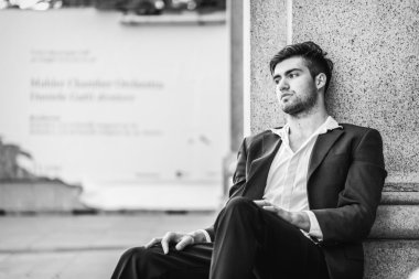 Güzel model çocuk şık kıyafetler içinde poz veriyor.