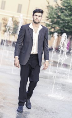 Güzel model çocuk şık kıyafetler içinde poz veriyor.