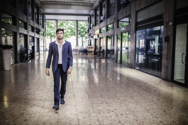 Güzel model çocuk şık kıyafetler içinde poz veriyor.