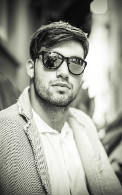 Güzel model çocuk şık kıyafetler içinde poz veriyor.