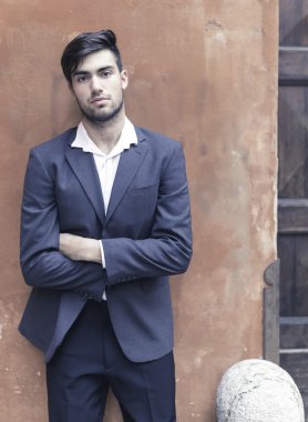 Güzel model çocuk şık kıyafetler içinde poz veriyor.