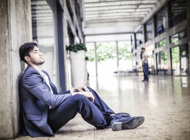 Güzel model çocuk şık kıyafetler içinde poz veriyor.