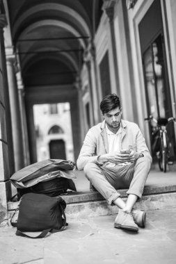 Güzel model çocuk şık kıyafetler içinde poz veriyor.