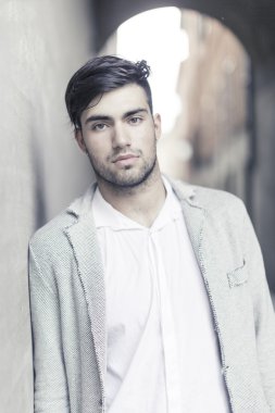 Güzel model çocuk şık kıyafetler içinde poz veriyor.